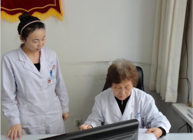 刘雅娟在认真研究患者的病情档案